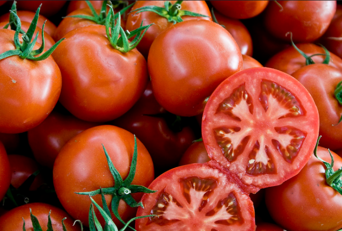 Į vidutinio dydžio pomidorai paprastai 4-5 fotoaparatai