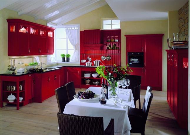 Virtuvės raudonos spalvų. Nuotraukų šaltinis: 4studios.ru