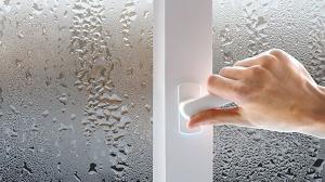 Kaip padaryti, kad langas "yra ne prakaitavimas." Paprasti patarimai atsikratyti kondensacijos ant plastikinių langų.