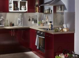 Drąsus ir vis dar madinga raudonas jūsų virtuvėje. 6 modernios idėjos