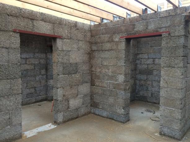 Vidaus pertvaros vonios Medienos betono blokelių (200 mm).