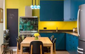 Įspūdinga spalva tandemas jūsų virtuvėje. 6 elegantiškos spalvų deriniai