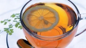 Jei reguliariai gerti arbatą su citrina ryte, galite žymiai pagerinti odos būklę. Jis suteikia stiprybės ir odos elastingumą ir apsaugo nuo su amžiumi susijusių pokyčių. 