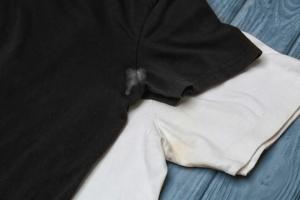 Išėjimo iš dezodorantas dėmių ant juodos ir spalvos