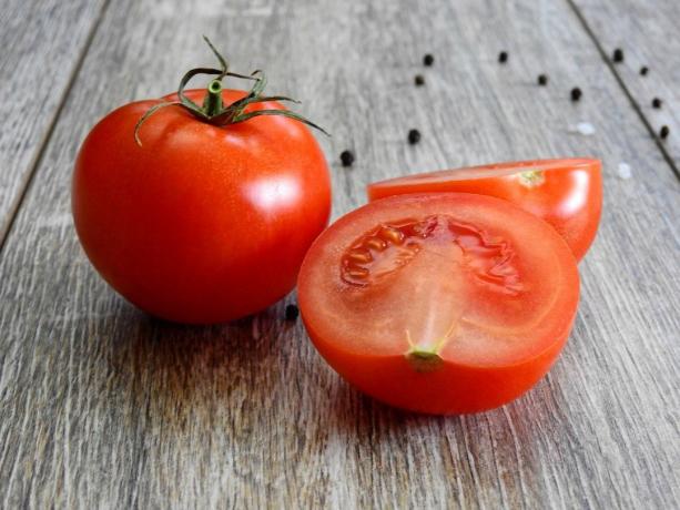 Kas turėtų ne valgyti pomidorus?