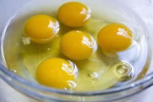 Naudinga, jei žalių kiaušinių, kalorijas, galiojimo laiką, nuomones
