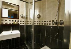 Kaip padaryti mažą vonios kambarį sutalpinti didžiulė. 6 "protingų" saugojimo idėjos