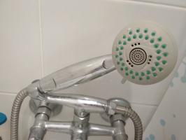 Naudingos gudrybės vonios: vandens taupymas 60%, baltos plytelių siūlės, perskelta plytelės, vonioje užsikemša