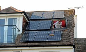 Saulės plokštės ekologinių namus ateityje taps būtinybė, o ne prabanga