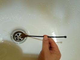 Paprastas, bet labai veiksmingas būdas valyti į plaukų vonios nutekėjimo be išpardavimas sifoną.
