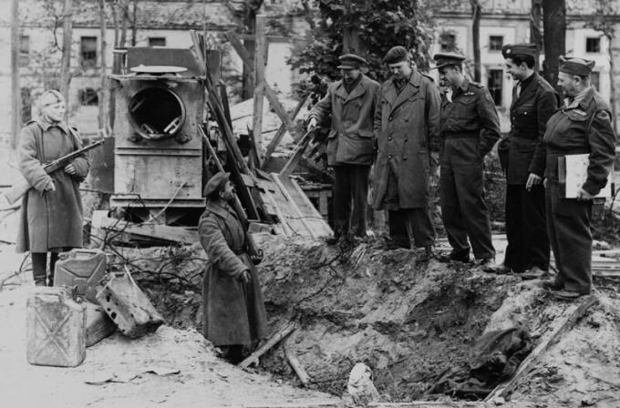 Duobę, kur jis buvo palaidotas fiurerio ir skardines out benzino. gegužės 1945