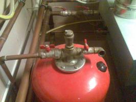 Akumuliatoriai ir plėtimosi bakai šildymo sistemų (likimą ir pasirinktinai)