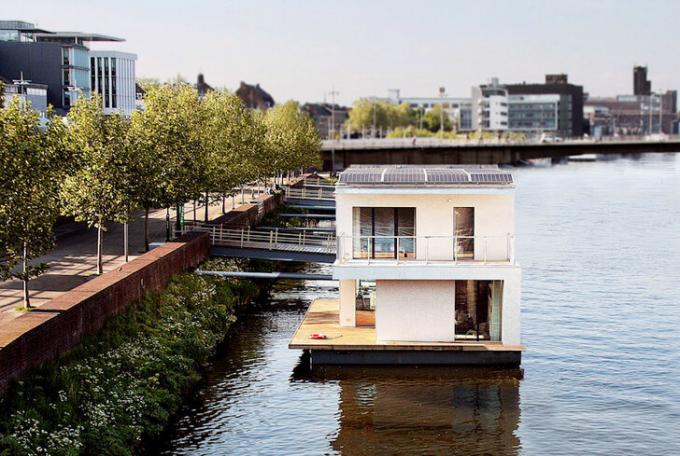 Nuotrauka: https://architecture.ideas2live4.com/2015/08/08/autarkhome-a-fully-sustainable-houseboat/?amp