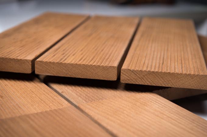 Termiškai apdorotas medienos yra gražus turtingas ir savitas tamsiai rudos spalvos.