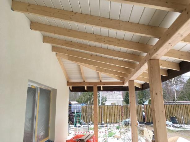 terasos Rėmas: stulpai ir apdaila - pagamintas iš klijuotos medienos skyriuje 150x150 mm
