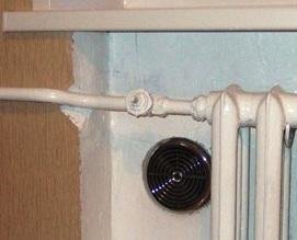 Natūralus srautas padaryti per radiatorių, kurios paprastai turi po langais. Arba dviejų metrų virš grindų.