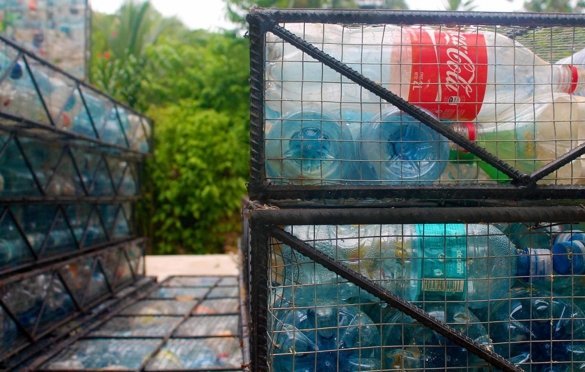 Vienu namų kūrėjai paėmė 10 tūkst. plastikiniai buteliai.