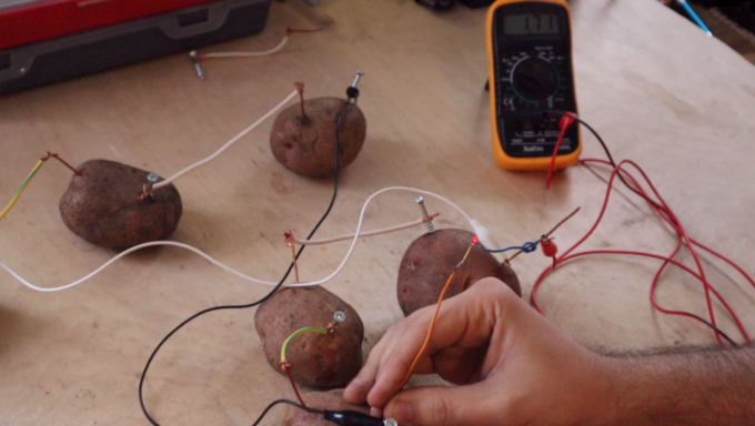 LED apšvietimas ryškus pakankamai, kai keletas bulvės yra sujungti nuosekliai - lygiagrečiai