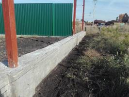 Savarankiškai-užpildymui betono diržas visą tvora