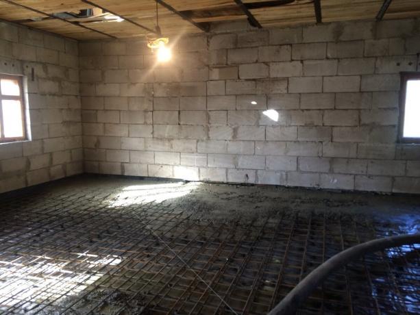 Iš betonavimo grindų plokštė pirmame aukšte procesas.
