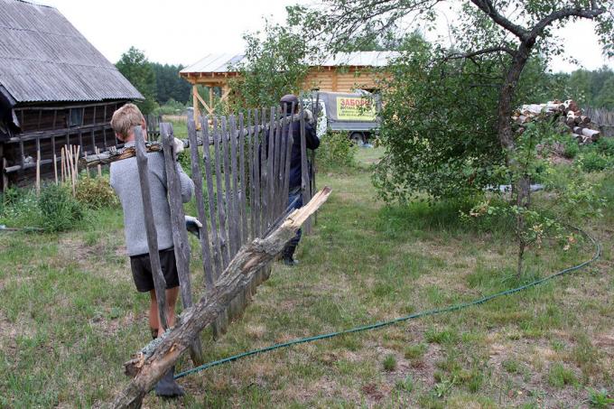 Mes išmontuoti seną medinį tvora.