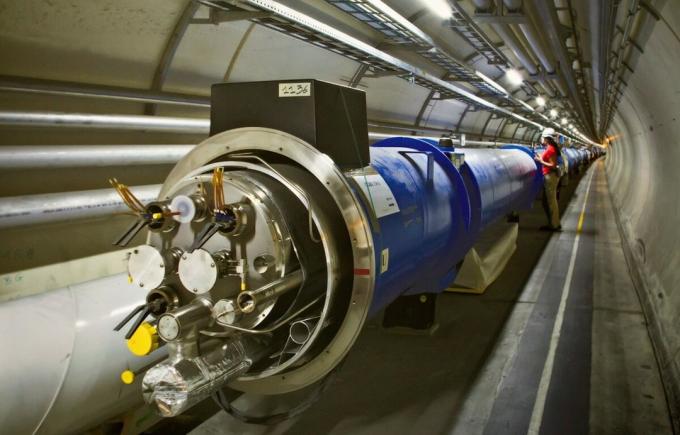 Hadronų priešpriešinių srautų greitintuvas prieš paleidimą