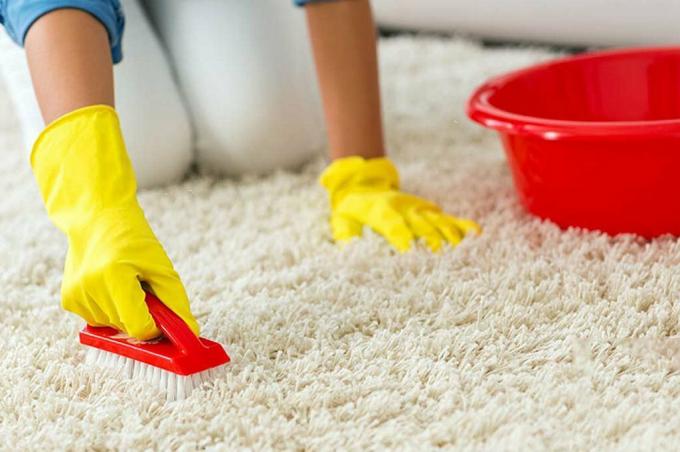 Kaip valyti kilimą be specialių įrankių?
