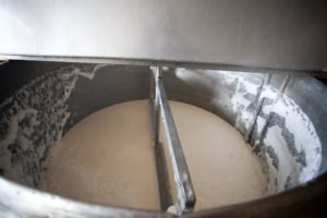 Palaipsniui supilkite pieną fermentuoto pieno išrūgų. Po sumaišymo turinį sutirštės. 