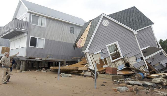 Uraganas "Sandy", JAV. Žmogus ir vaikas neturi patikėti savo akimis. Nuotraukų šaltinis: http://kratko-news.com/