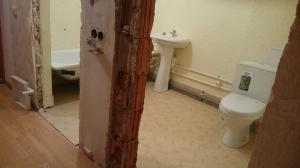 Butas naujame pastate pasidavė su kombinuoto vonios kambariu ir tualetu, kuris turi būti pataisyta